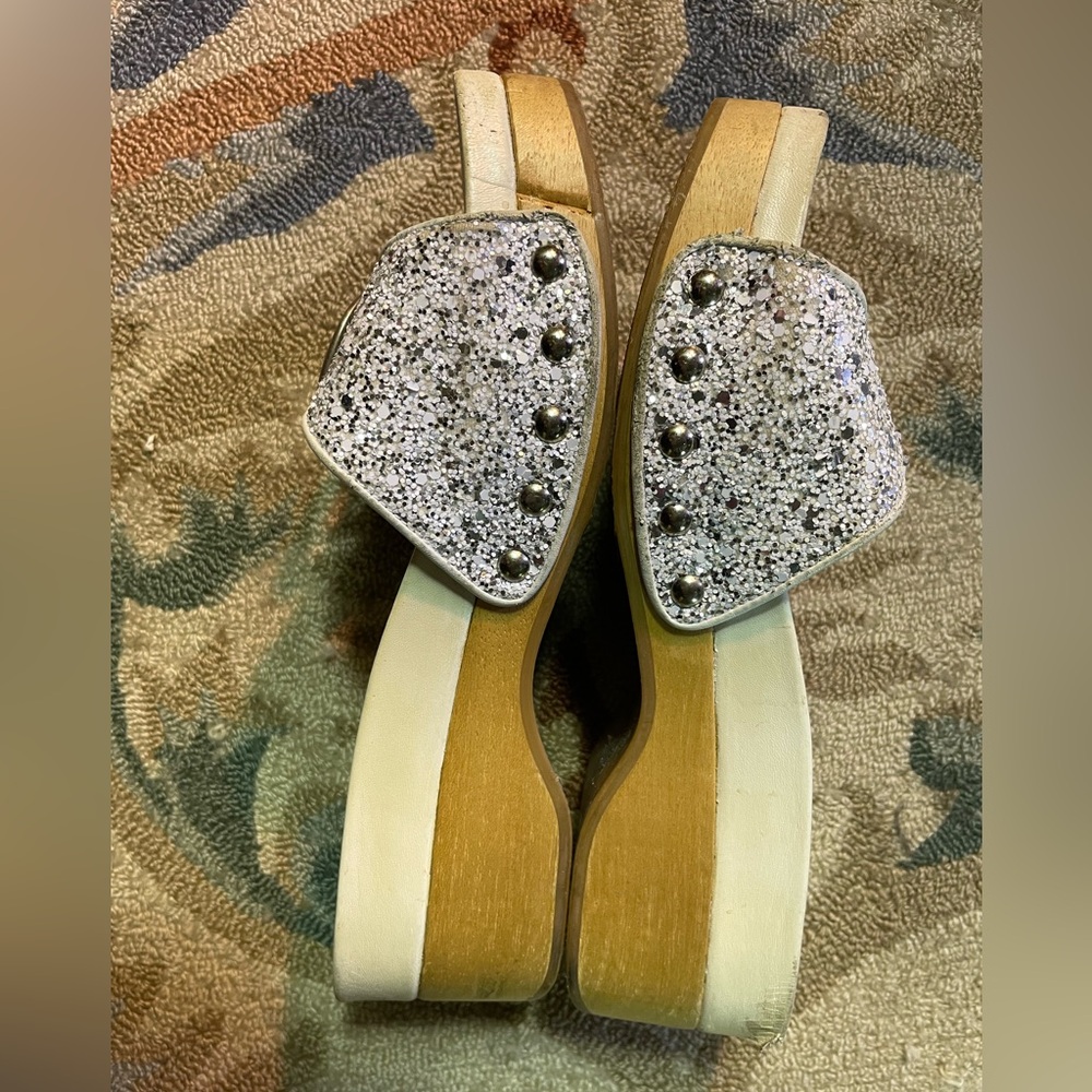 Size 6 Stuart Weitzman sandals White and silver Leather and wood bottom